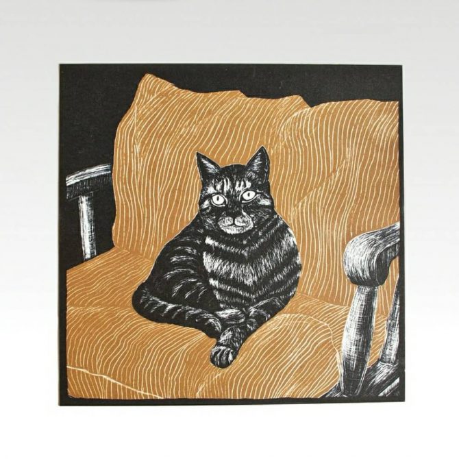 Kattenkaart van kat op oker bankje bij catsandthings.nl