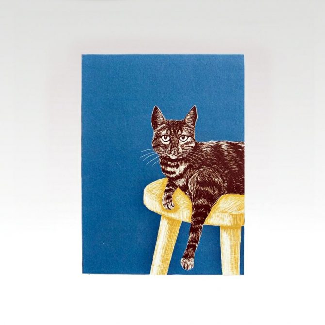 Kattenkaart van kat op een krukje bij catsanthings.nl