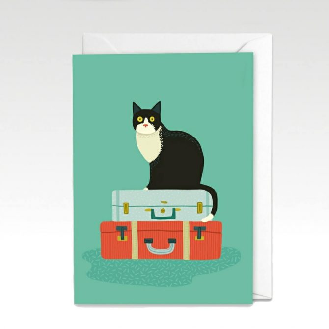Kattenkaart met kat op een koffer