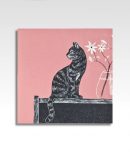 Lino kattenkaar van onschuldige kat bij een vaas bloemen