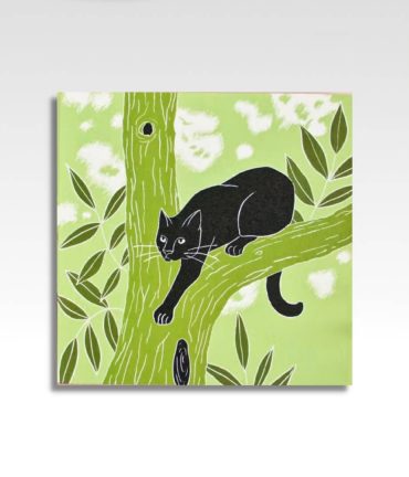 Linosnede kattenkaart van kat in een boom