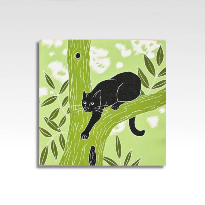 Linosnede kattenkaart van kat in een boom