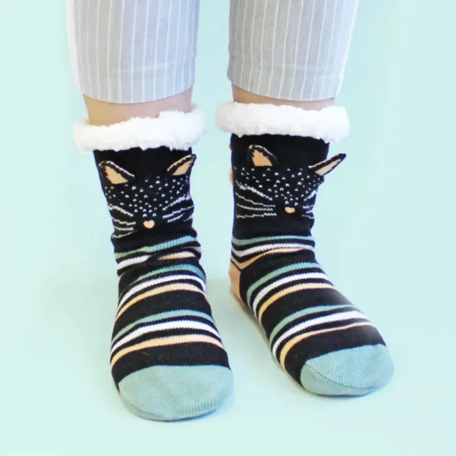 Feline Slipper Socks aan Feline Slipper Socks aan