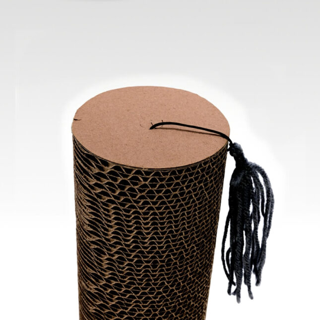 Karton-Krabcylinder-voor-je-kat-flosje Karton-Krabcylinder-voor-je-kat-flosje