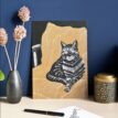 Kattenposter-Cat-on-Cushion-linosnede-1-@catsandthings.nl_