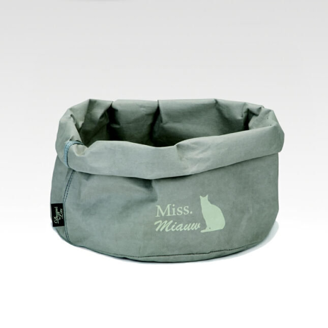 Miss-Miauw-Paper-Cat-Bed-hoge-kattenmand-van-papier